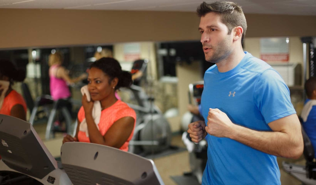 gsl-gym people enjoying the fitness facility at greystone lodge